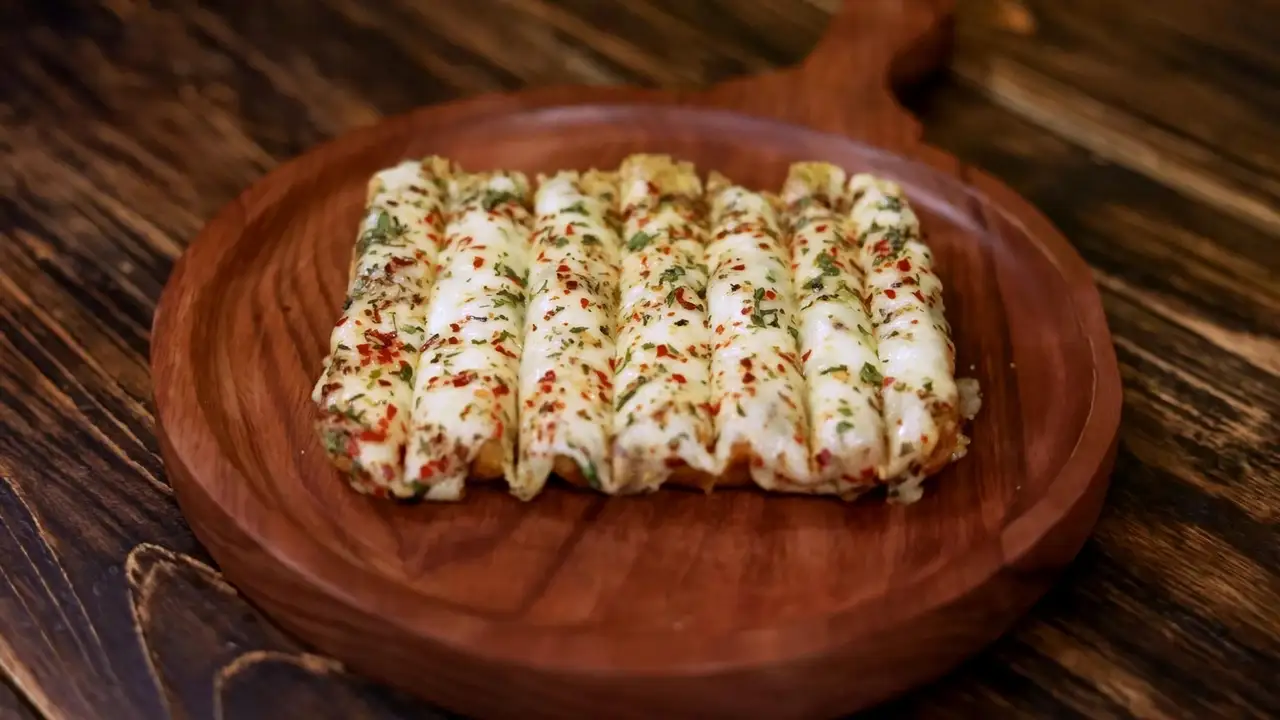 Gooey Tawa Cheesy Garlic Bread Gooey Tawa Cheesy Garlic Bread