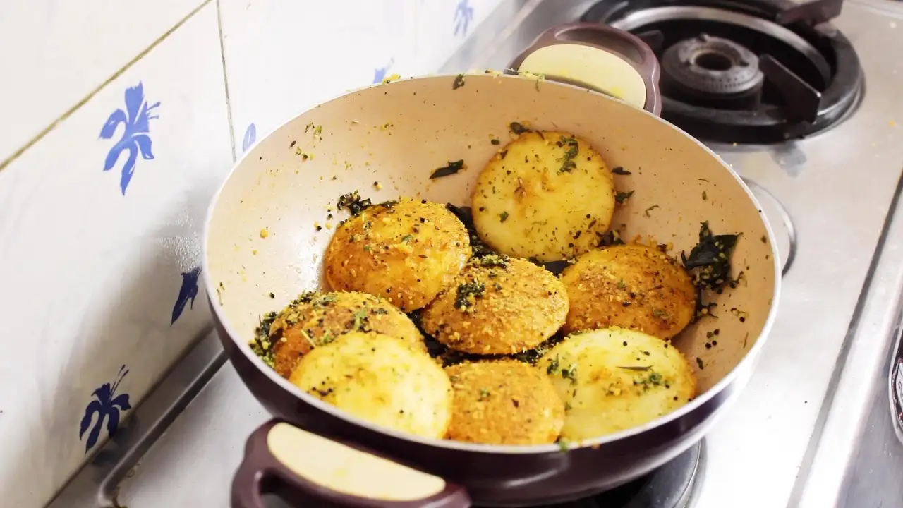 Stuffed Cheesy Fried Idli Bites Stuffed Cheesy Fried Idli Bites